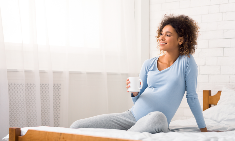 Le café d'orge, quelle est cette boisson naturelle qui remplace très bien le café 2 Femme enceinte tenant une tasse de café