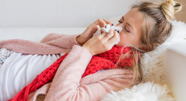 La cannelle : Pourquoi est-elle une formidable alliée santé 5 Femme enrhumée, la cannelle est un remède contre ce type de bobos quotidiens