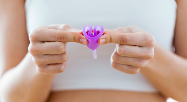 La cannelle : Pourquoi est-elle une formidable alliée santé 8 Jeune femme tenant une coupe menstruelle