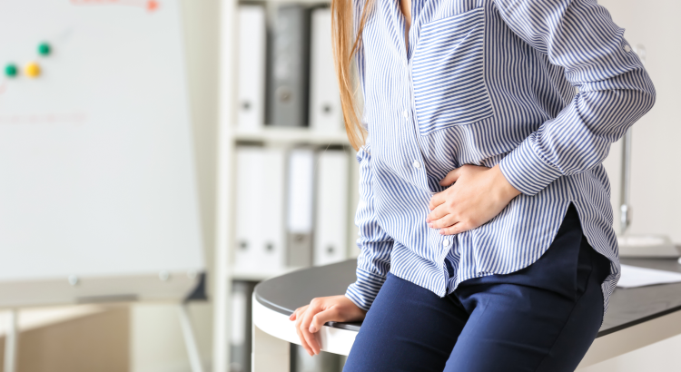 La cannelle : Pourquoi est-elle une formidable alliée santé 6 Femme souffrant de douleurs au ventre