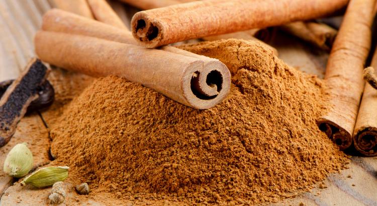 La cannelle : Pourquoi est-elle une formidable alliée santé 1 Cannelle en poudre et en bâtons