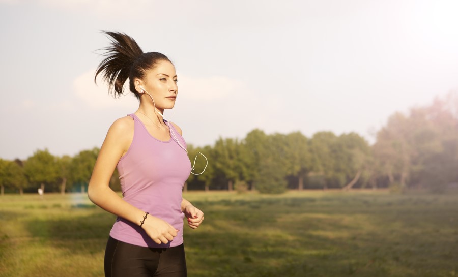 Les anti-stress naturels pour combattre l’anxiété 1 Femme pratiquant le sport